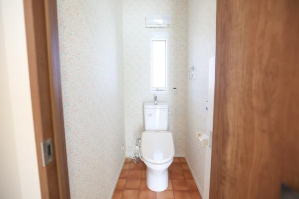 大字角子原　中古のトイレ|窓が付いており採光を確保しやすいトイレです。シンプルな内装で清潔感を感じられます。扉を開けてすぐにアクセスできるレイアウトとなっています。タイル調の床がアクセントになっています。