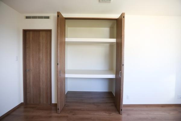 大字角子原　中古の収納|棚が2段設置されており整理整頓しやすい仕様です。観音開きの扉は物の出し入れがしやすく日常使いに便利です。収納部分は十分な広さが確保されています。