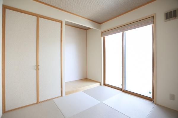 大字角子原　中古の和室|明るい光が差し込む和室です。シンプルなデザインで様々な用途に利用できます。押入れ収納付きで空間をすっきり保てます。畳の温かみを感じられるお部屋です。