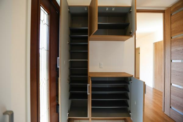 大字角子原　中古の収納|扉付きの収納スペースが豊富に備え付けられています。仕切りや棚が多く使い勝手を考えた設計になっています。玄関の近くに位置しており動線に配慮されています。