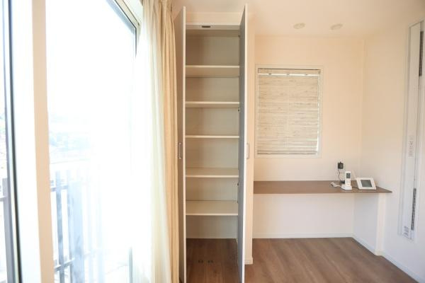 大字角子原　中古の収納|扉付きの設計で生活感を抑えられます。高さのある棚で使いやすさもあります。隣にカウンタースペースが設置されています。