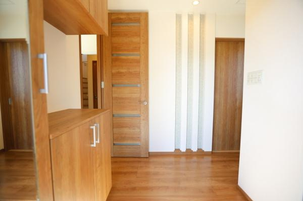 大字角子原　中古の玄関|全体的に統一感があり落ち着いた雰囲気です。収納スペースが配置されているため室内を整理しやすい環境です。