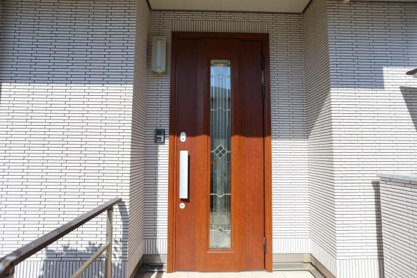 大字角子原　中古の玄関|雨の日でも濡れずに出入りできる玄関◎