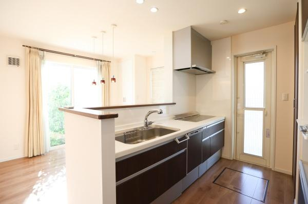 大字角子原　中古のキッチン|明るい光が差し込むキッチンです。シンプルなデザインでお手入れも簡単です。