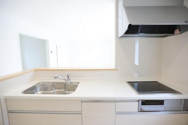 寒田北町第1-1号棟のキッチン|シンプルで清潔感のあるキッチンです。使いやすいIHコンロと広々としたシンクが特徴です。収納スペースもしっかり確保されています。カウンター付きで作業がしやすいです。明るい雰囲気が魅力です。