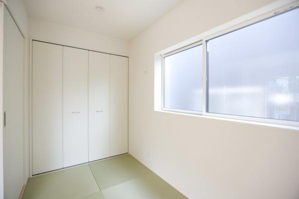 寒田北町第1-1号棟の和室|明るい光が差し込む和室です。シンプルなデザインでお手入れしやすく収納スペースも充実しています。窓からの採光で部屋全体が爽やかな印象です。畳の質感が落ち着いた雰囲気を演出します。