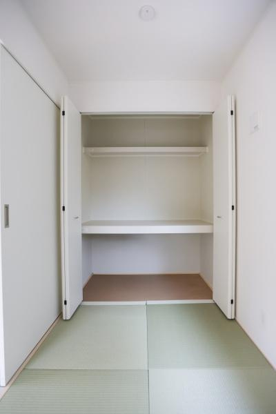 寒田北町第1-1号棟の収納|奥行きのある収納スペースで衣類や小物をしっかりと整理できます。棚とハンガーパイプ付きなので用途に合わせて使い分けが可能です。扉付きなので美しく収納でき室内がすっきりと保てます。
