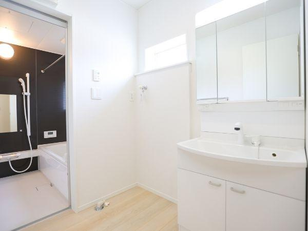 寒田北町第1-1号棟の独立洗面台|三面鏡は収納が多く洗面台周りをすっきり美しく保てます。朝の準備も効率的にできます！