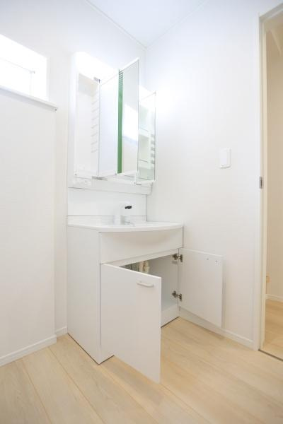 寒田北町第1-1号棟の独立洗面台|洗面台には収納スペースが充実しており日用品の整理がしやすいです。明るい内装で清潔感があります。ミラーの裏も収納になっており使い勝手の良い設計です。水回りがコンパクトにまとめられています。