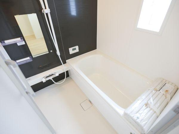 寒田北町第1-1号棟の浴室|ゆったりとした広さのバスルームは、1日の疲れを癒す特別なリラックス空間。