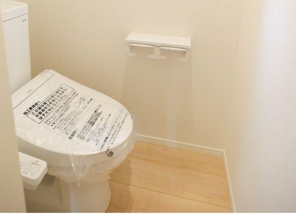 寒田北町第1-1号棟のトイレ|白を基調とした明るく清潔感のあるトイレです。