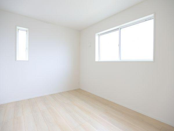 寒田北町第1-1号棟の洋室|2面採光で明るく、風通し良好です！