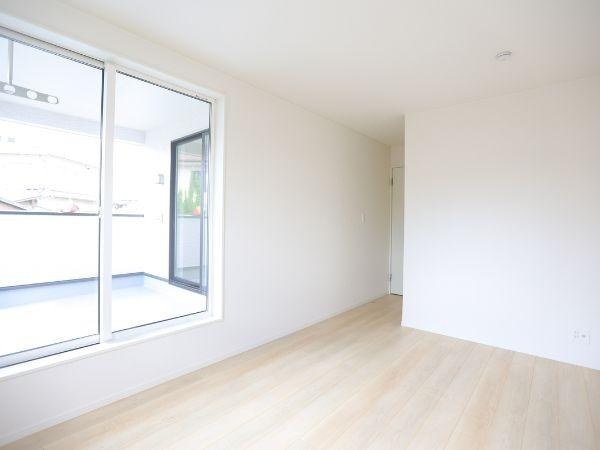 寒田北町第1-1号棟の洋室|バルコニー付きの洋室は収納スペースが充実しているのでお部屋がスッキリします♪