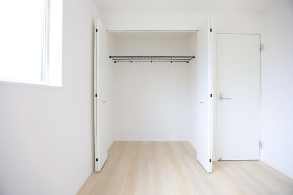 寒田北町第1-1号棟の収納|十分な収納スペースが確保されたウォークインクローゼット。服やバッグ、スーツケースなどを効率よく収納でき、整理整頓も簡単。