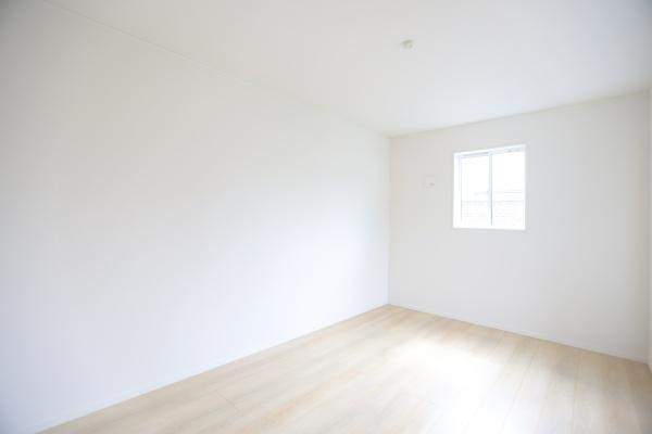 寒田北町第1-1号棟の洋室|白を基調とした内装が印象的な洋室です。窓から自然光が差し込み空間全体が明るく感じられます。シンプルな設計でお好みに合わせたレイアウトが可能です。ゆとりのある広さが魅力です。