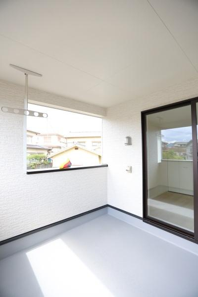 寒田北町第1-1号棟のバルコニー|開放感のある空間が広がるバルコニーです。室内からそのままアクセスできる設計となっています。壁面には物干し金具が設置されており日常の使い勝手も考慮されています。周辺の景色も楽しめる設計です。