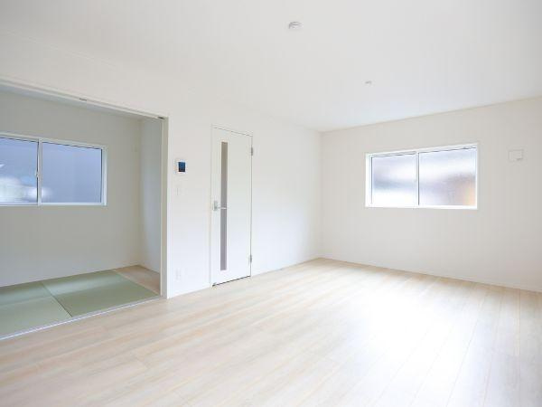 寒田北町第1-1号棟の居間・リビング|和室が隣接した広々としたリビングで、ソファやテーブルも置くことができます♪