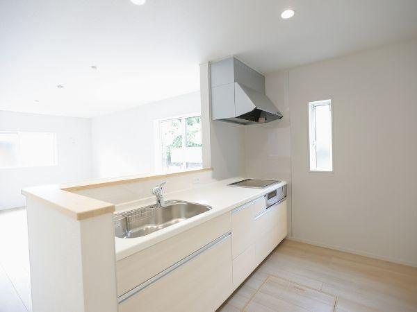 寒田北町第1-1号棟のキッチン|IHクッキングヒーターは、フラットなデザインで汚れがサッと拭き取れ、お手入れが簡単です。ガスを使わず、安全性も高く、忙しい毎日でも清潔に保ちやすく快適に料理が楽しめます！