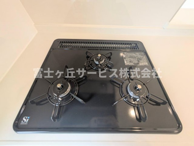 【その他】 | 磐田市大原 3期 新築一戸建て 1号棟 | 3口コンロがあります