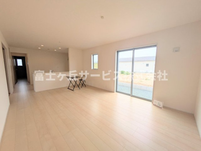 【居間・リビング】 | 磐田市大原 3期 新築一戸建て 1号棟 | リビングダイニングです