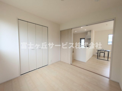 【洋室】 | 磐田市大原 3期 新築一戸建て 1号棟 | リビング横の洋室です