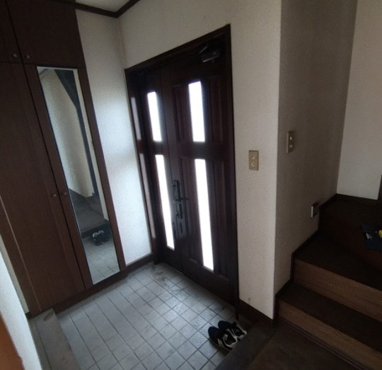 【中古】比企郡川島町八幡中古住宅の玄関|落ち着いた玄関です