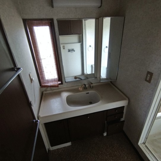 【中古】比企郡川島町八幡中古住宅の独立洗面台|朝の身支度には欠かせない独立洗面化粧台