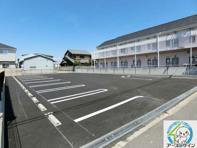 イーストブルー八番館の駐車場