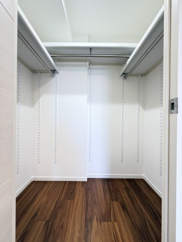 【収納】 | 新規リフォーム　ザ・パークハウス府中南 | 主寝室のウォークインクローゼット。夫婦2人の衣類は全て収納できそうです！