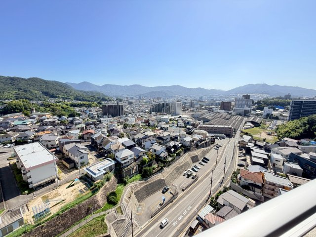 【展望】 | 新規リフォーム　ザ・パークハウス府中南 | バルコニーから見える景色は開放的な空間。上部からもたらされる光と、やわらかな風を感じる空間は心地よい時が流れる場所。