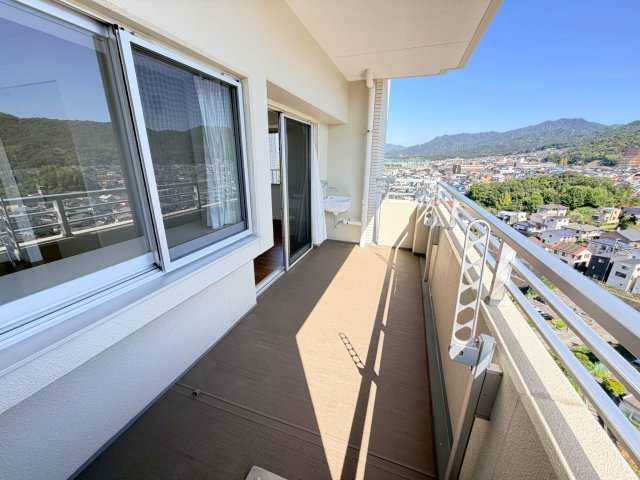 【バルコニー】 | 新規リフォーム　ザ・パークハウス府中南 | 日当り良好のバルコニーです！スロップシンクも備えています！