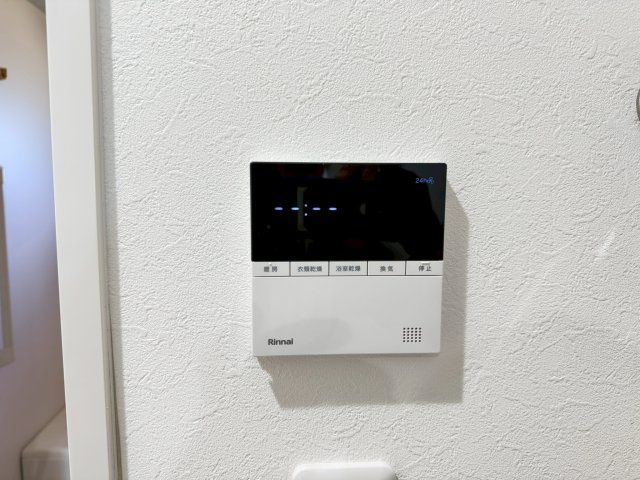 【設備】 | 新規リフォーム　ザ・パークハウス府中南 | 冬場や長雨の続く季節、花粉や黄砂が飛ぶ日のお洗濯に活躍してくれます。また、寒波の日などには、あらかじめ暖房のスイッチを入れておいて頂けますと、入浴時の思わぬ事故（ヒートショック）を防ぐこともできます。