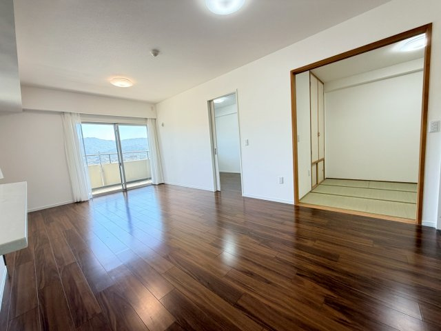 【居間・リビング】 | 新規リフォーム　ザ・パークハウス府中南 | 明るく広いリビングは家族団らんに最適です！