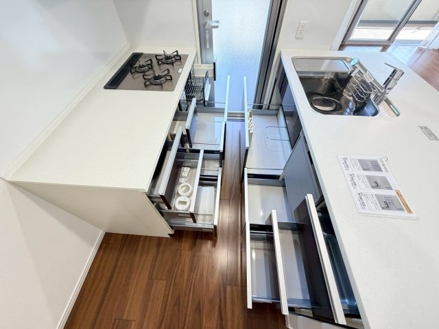 【キッチン】 | 新規リフォーム　ザ・パークハウス府中南 | たくさんの引き出しがあり、収納力は十分です！　シンクも調理スペースも広く、使いやすいキッチンです。3口IHクッキングヒーター、食器洗い乾燥機は家事時間の効率化に一役買ってくれそうです。