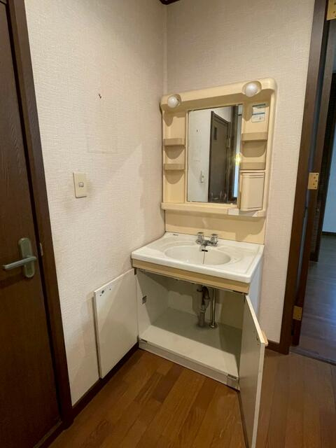 宇都宮市西川田５丁目　６ＬＤＫ　中古住宅の独立洗面台