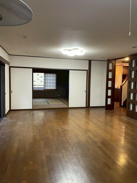 宇都宮市西川田５丁目　６ＬＤＫ　中古住宅の居間・リビング