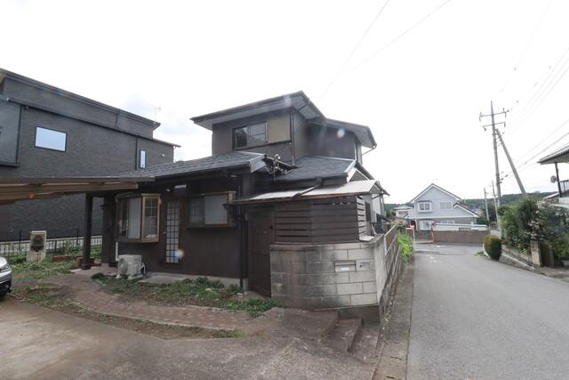 宇都宮市砥上町　4ＬＤＫ　中古住宅の前面道路含む現地写真