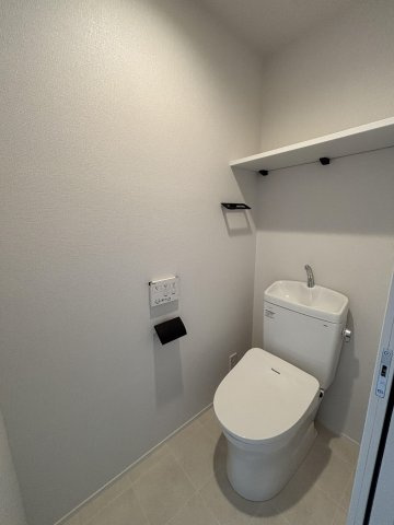 【トイレ】 | グリーンマンション南福岡 | 冬は便座も温水も温かく快適なシャワー付トイレ。上部には収納棚を設置◎