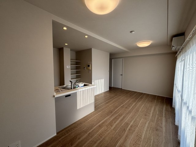 【居間・リビング】 | グリーンマンション南福岡 | 大きな窓のあるLDKは明るさたっぷり。食事のときも、くつろぎの時間も楽しい家族の時間をすごせそうです