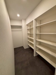 【収納】 | サンライフ六本松 | 広々としたシューズインクローゼット。奥にはハンガーラックも設置済みです