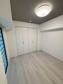 【洋室】 | サンライフ六本松 | 小ぢんまりとしていますが、窓も収納もあり快適な居室です