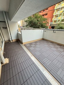 【バルコニー】 | サンライフ六本松 | 屋根が張り出しているので少しの雨ならお洗濯物も安心ですね