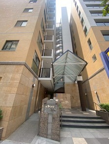 【エントランス】 | サンライフ六本松 | スタイリッシュで清潔感のあるエントランスがお住まいの方を気持ちよくお迎えします