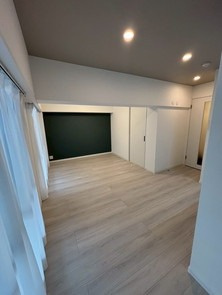 【居間・リビング】 | サンライフ六本松 | LDKは壁や天井の一部を落ち着きのある色味で仕上げており、大人っぽい雰囲気を醸しています