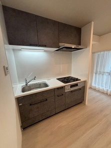 【キッチン】 | サンライフ六本松 | シンプルで機能的なシステムキッチン。吊戸棚もあり、調理器具も整頓しやすいです