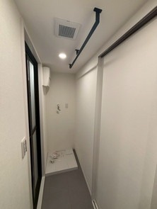 【ランドリースペース】 | サンライフ六本松 | シャワールームの前に洗濯機置場があるので脱いだ服をすぐに入れられて便利です