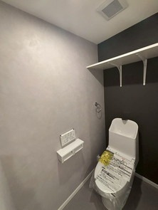 【トイレ】 | サンライフ六本松 | 冬は便座も温水も温かく快適なシャワー付トイレ。上部には収納棚を設置◎