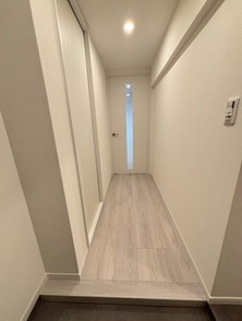 【玄関】 | サンライフ六本松 | 玄関ホールは白の壁と明るいフローリングで、清潔感と広がりのある空間に仕上がっています