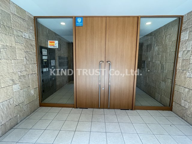 コンフォート大阪天満宮の玄関|収納もある玄関です