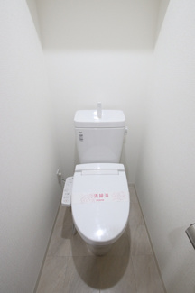 温水洗浄便座付きのトイレです◎